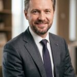Портрет уверенного бизнесмена компании Металл Тотал на нейтральном фоне для раздела оптовых поставок швеллера